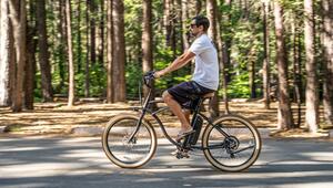 Ein Mann fährt mit einem E-Bike