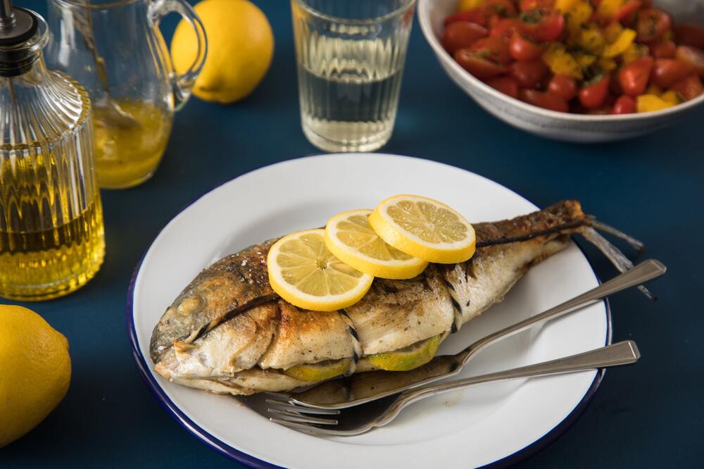 Dorade mit Paprika-Tomaten-Salat und Zitronen-Olivenöl-Dressing