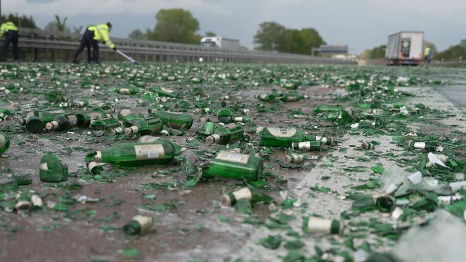 Lastwagen verliert Bierkisten - A1 in Richtung Bremen gesperrt