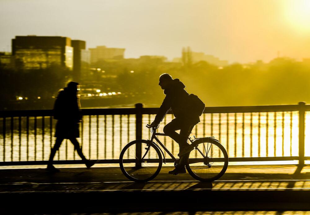 Fahrradfahrer im Sonnenuntergang