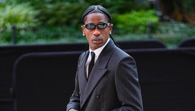 In New York City soll Travis Scott am Samstag in einen Flaschenwurf-Skandal verwickelt worden sein.