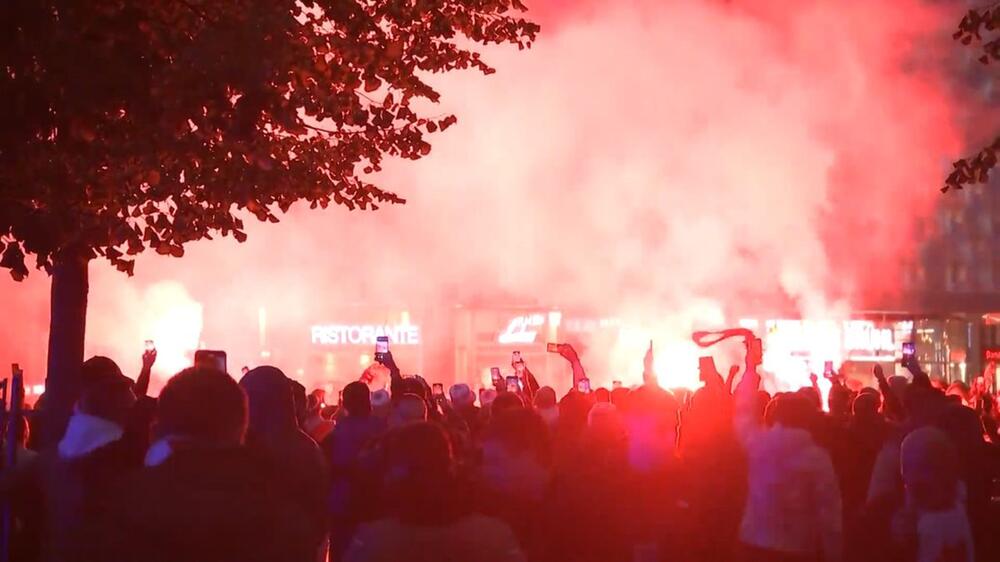 Feierende Fußballfans