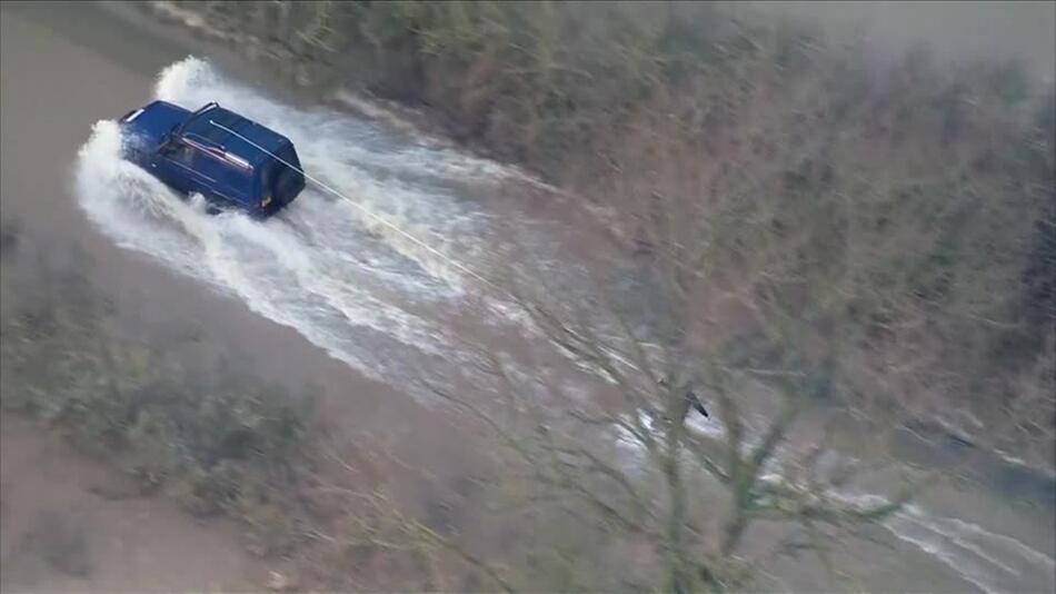 Surfen durch die Regenflut