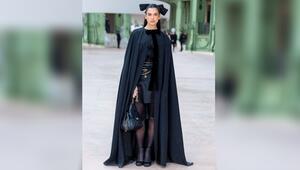 Dua Lipa trug bei der Chanel-Show ein Ensemble ganz in Schwarz.