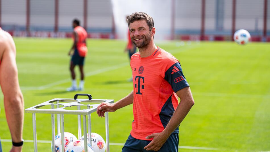 Kurz vor Beginn der neuen Bundesliga-Saison trainiert Thomas Müller weiter beim FC Bayern.