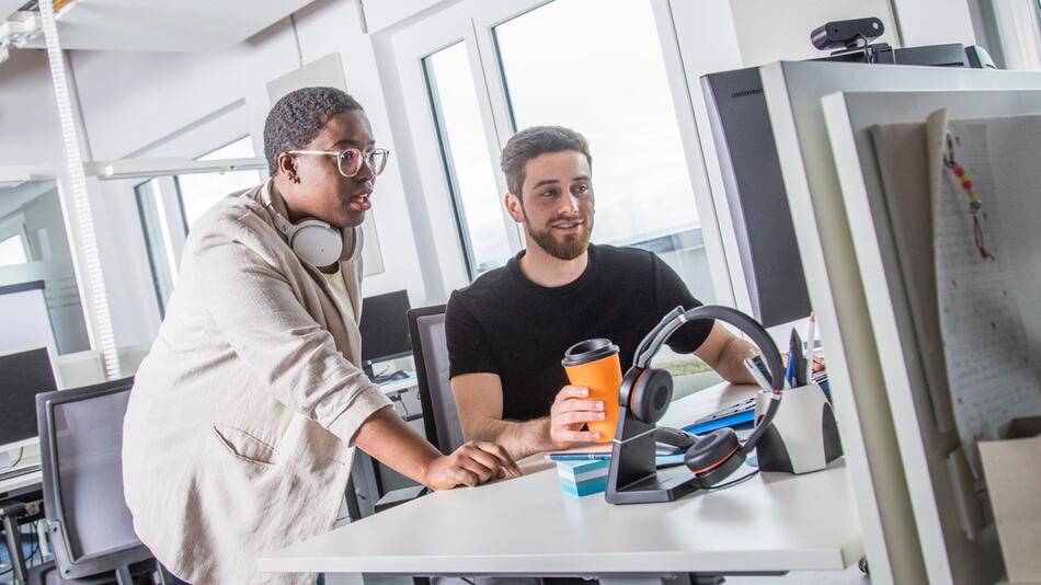 Zwei Kollegen arbeiten gemeinsam in einem Büro