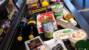 Lebensmittel liegen in einem Supermarkt an der Kasse auf dem Band