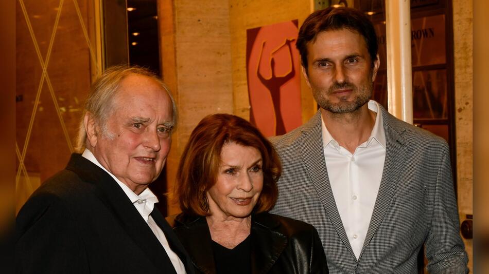 Michael Verhoeven, Ehefrau Senta Berger und Sohn Simon Verhoeven im September 2021 auf dem Roten ...