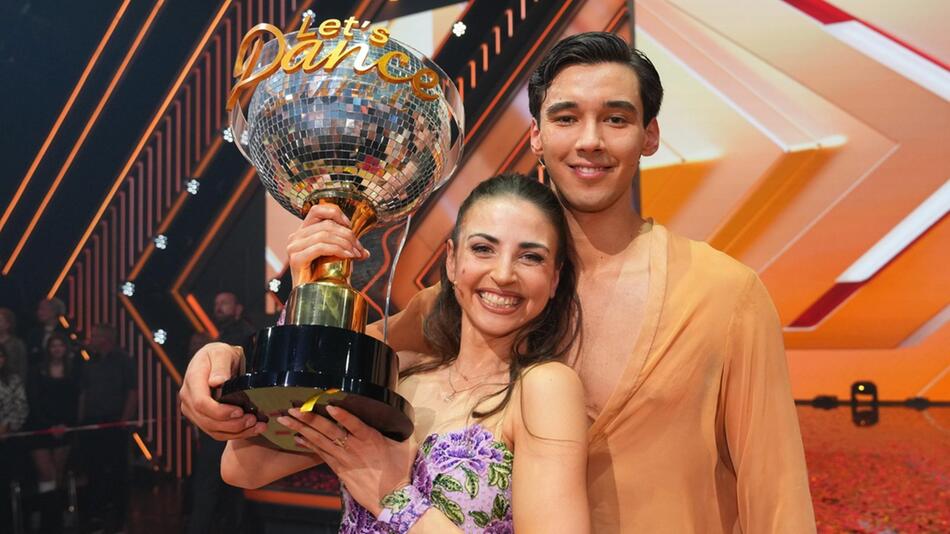 Diego Pooth und Ekaterina Leonova mit dem "Let's Dance"-Pokal.