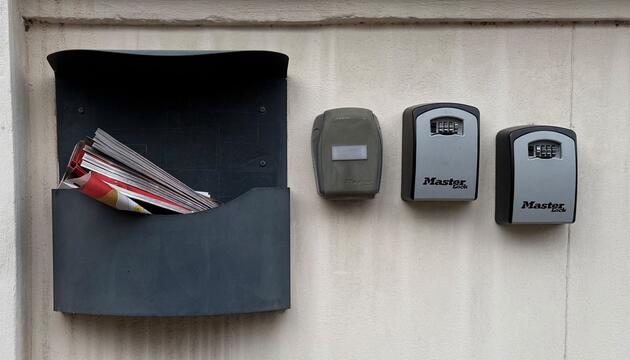 Schlüsselkästen an Hauswand