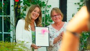 "Rote Rosen": Carla (l.) wird für ihre Verdienste um Katharina ausgezeichnet.