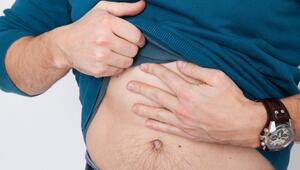 Mann fasst sich an den Bauch