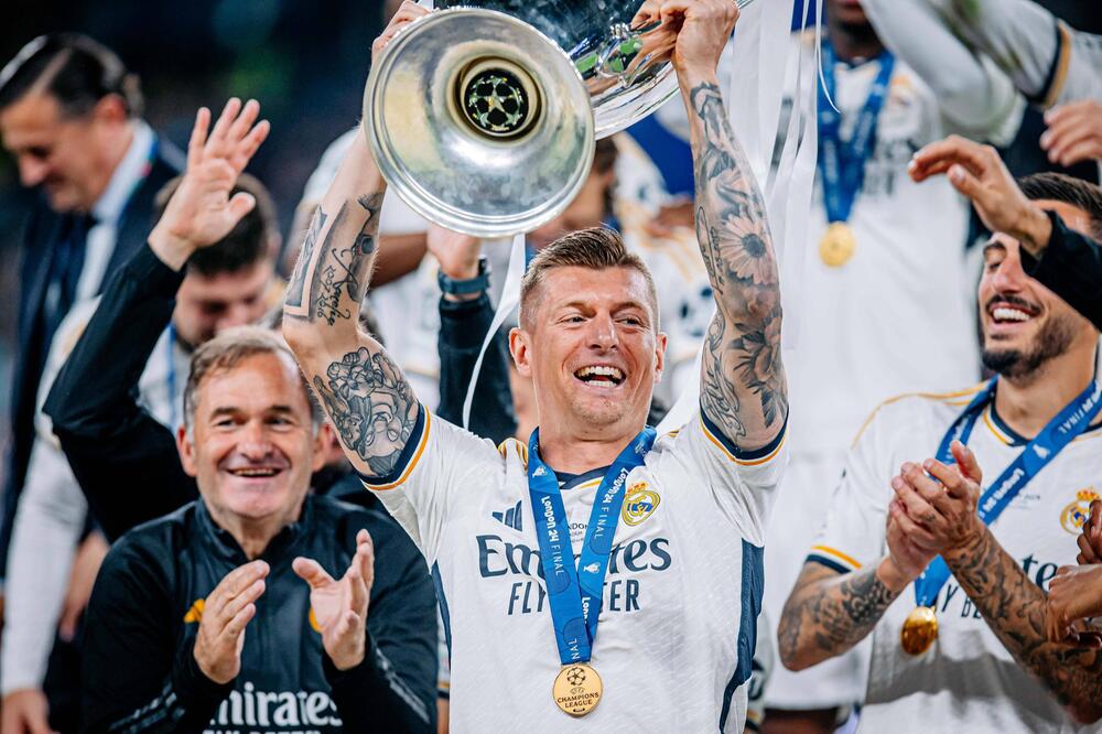 Toni Kroos und der Champions-League-Pokal