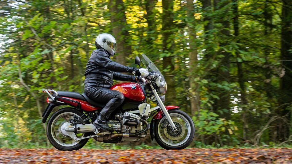 Motorradfahrer auf einer herbstlichen Landstraße