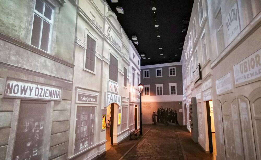Nachempfundener Straßenzug im Museum Polin in Warschau