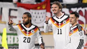 Serge Gnabry, Nick Woltemade und Florian Wirtz feiern das 1:0.