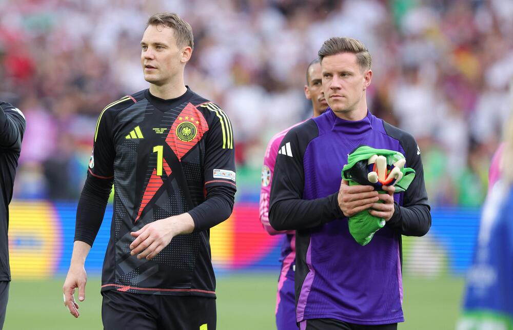 Manuel Neuer und Marc-Andre ter Stegen verlassen während der EM 2024 gemeinsam das Spielfeld