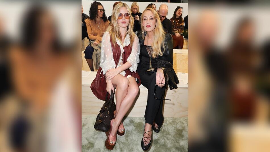 Georgia May Jagger (l.) und Mutter Jerry Hall in Paris.