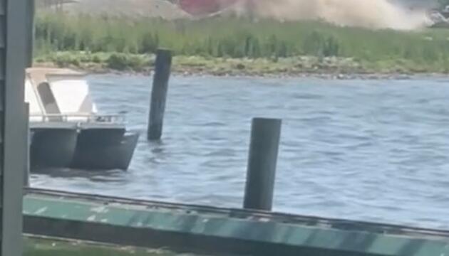 Schockmoment am See: Helikopter stürzt bei Landung ab