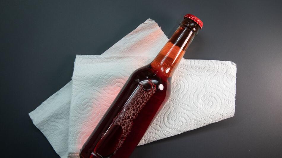 Eine Flasche liegt auf einem Küchenkrepp