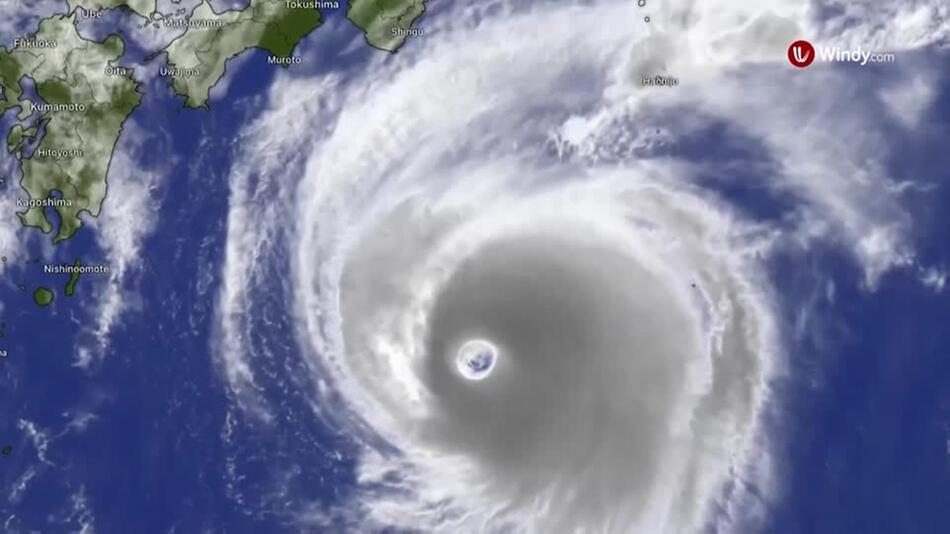 Taifun Halong trifft auf japanische Izu-Inseln