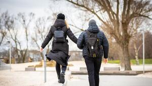 Spaziergänger durchqueren bei trübem Wetter einen Park