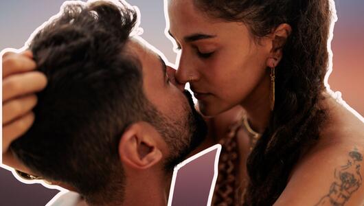 Eine Frau und ein Mann umarmen sich zärtlich. 