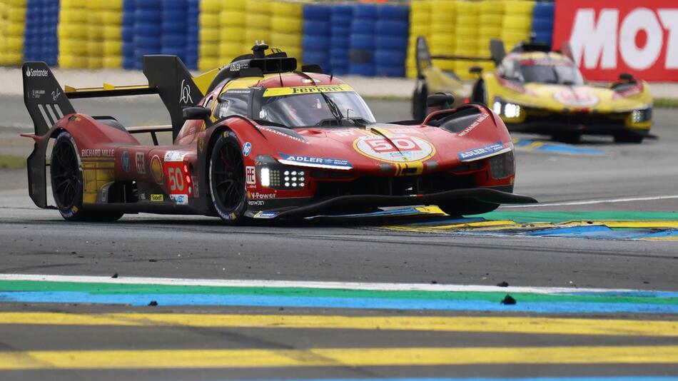Der Ferrari mit der Startnummer 50 ist auf dem Weg zum Sieg in Le Mans