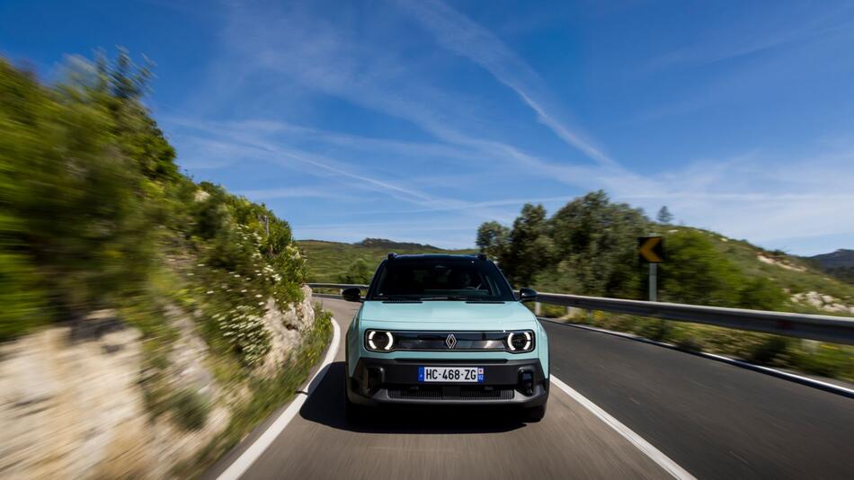 Fahrszene Elektro-Kleinwagen Renault R4