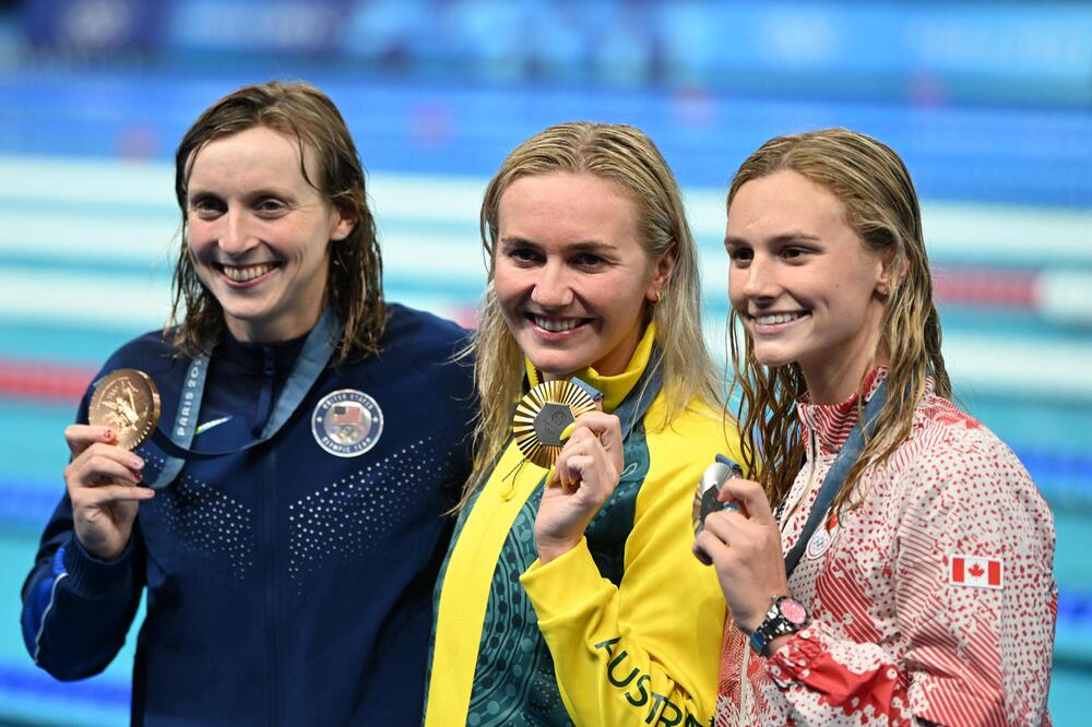 Ariarne Titmus (M.), Summer McIntosh (r.) und Katie Ledecky
