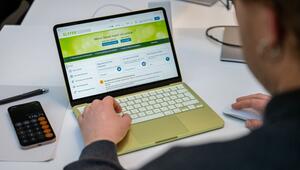 Ein Mann nutzt "Mein Elster" auf einem Laptop