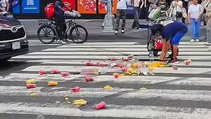 Karren umgekippt: Fußgänger greifen Obstverkäufer am Times Square unter die Arme