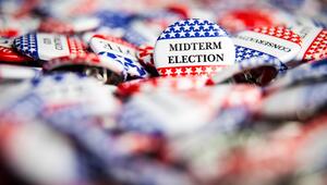 Nahaufnahme eines Wahlknopfes mit der Aufschrift "Midterm Election"