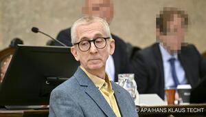 Gunkl nahm im voll besetzten Schwurgerichtssaal auf Anklagebank Platz