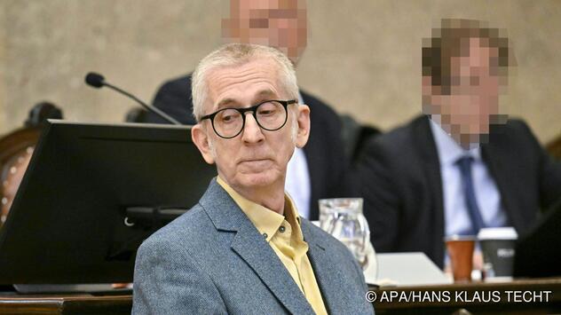 Gunkl nahm im voll besetzten Schwurgerichtssaal auf Anklagebank Platz