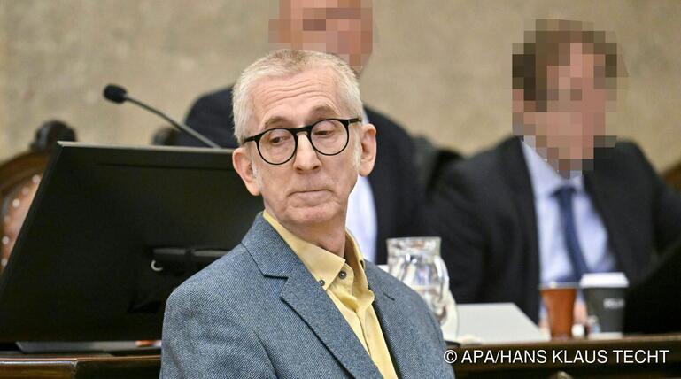 Gunkl nahm im voll besetzten Schwurgerichtssaal auf Anklagebank Platz