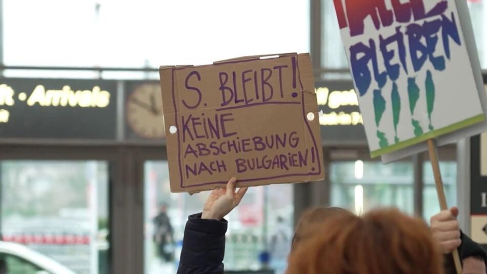 Protest am Hamburger Flughafen: Streit um Abschiebungen