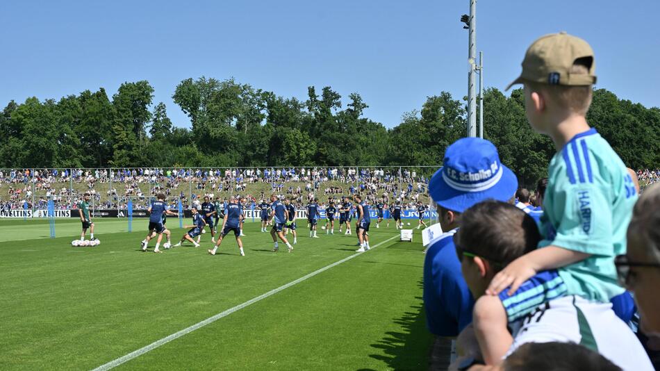 Vor vier Wochen sicherte Schalke nur dank Schützenhilfe den Verbleib in der 2. Bundesliga.