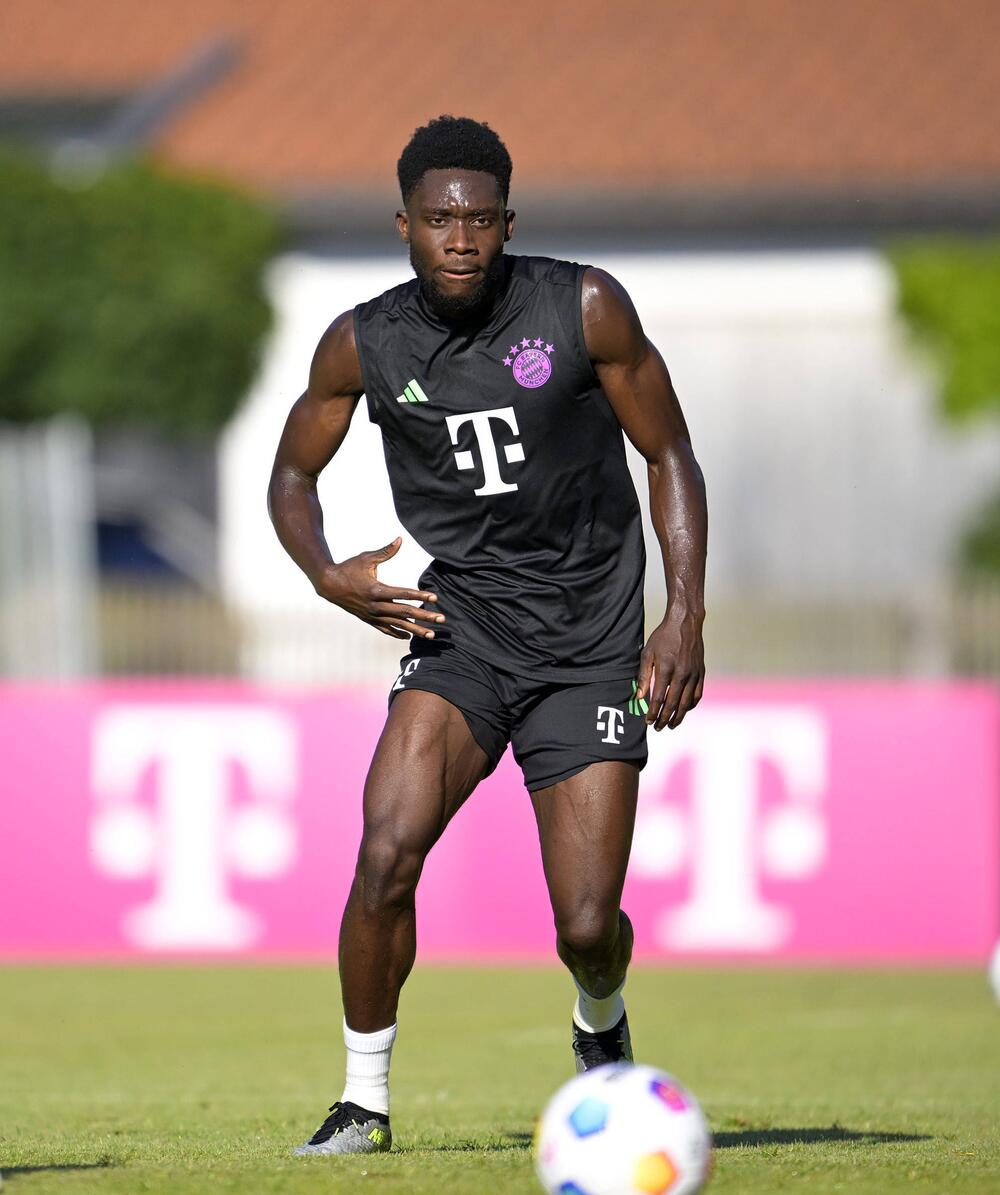 Alphonso Davies' Oberschenkel im Normalzustand