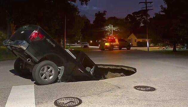 Straße bricht ein: Riesiges Senkloch verschluckt Pick-up in Texas