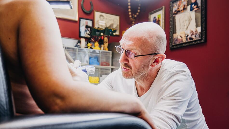 Andy Engel rekonstruiert Brustwarzen mithilfe einer realistischen Tätowierung optisch.