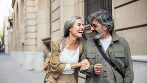 Eine Frau und ein Mann lachen.