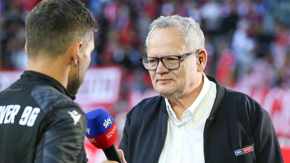 Ulli Potofski in seinem Element: Fast zwei Jahrzehnte war er als Fußballkommentator für Sky im ...