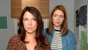 "Unter uns": Lilly (l.) kann nur mit Mühe ihren angeschlagenen Gemütszustand vor Toni verbergen.