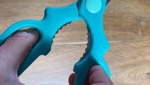 Schere mit Zacken im Griff