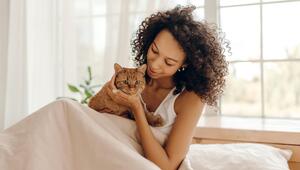 Frau mit Katze im Bett