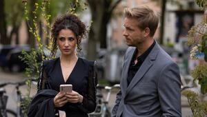 "Unter uns": Naomi (l.) gerät vor Alexander in Handlungsnot, weil ihr Ablenkungsplan zu ...