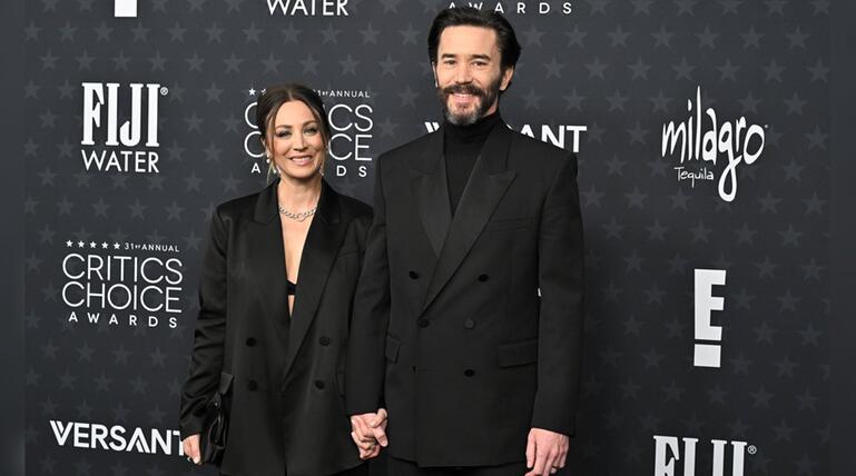 Kaley Cuoco und Tom Pelphrey im Partnerlook bei den Critics Choice Awards im Januar 2026 in ...