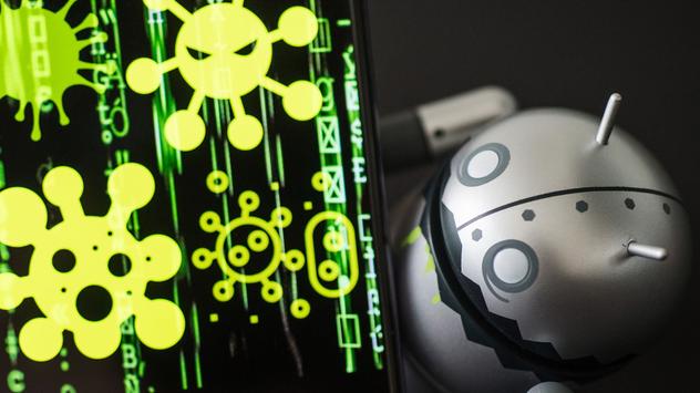 Eine Android-Figur erscheint hinter einem Smartphone