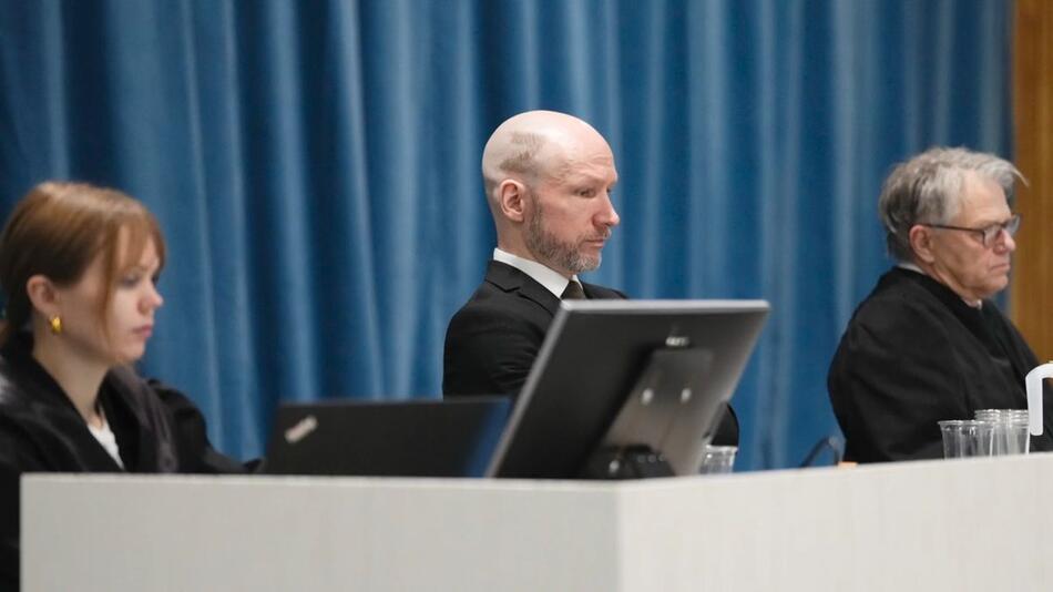 Vor Gericht: Breivik wieder mit politischer Botschaft